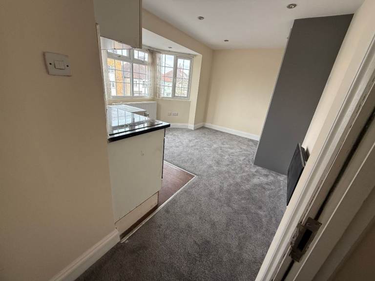 SEPARATE ENTRANCE GROUND FLOOR INCLUDING BILLS STUDIO AT BOWERNS AVENUE CENTRAL NEAT ALPETON STATION