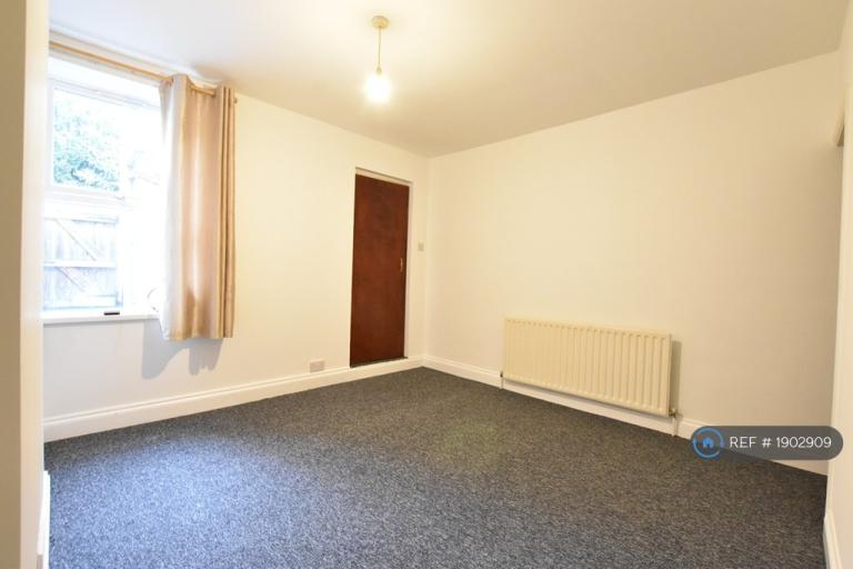 3 bedroom house in Milton Road, Luton, LU1 (3 bed) (#1902909)
