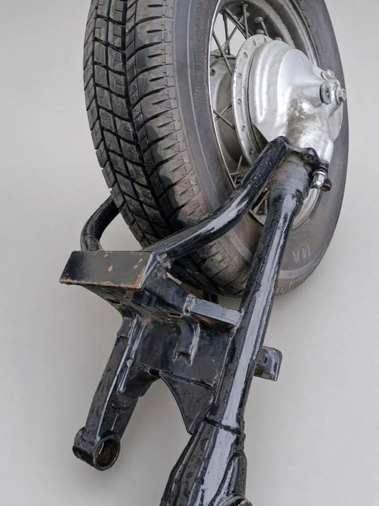 Suzuki VS1400 Intruder 1400 (2003) rear swingarm, final drive / bevel box, spoke wheel & Maxxis Tyre