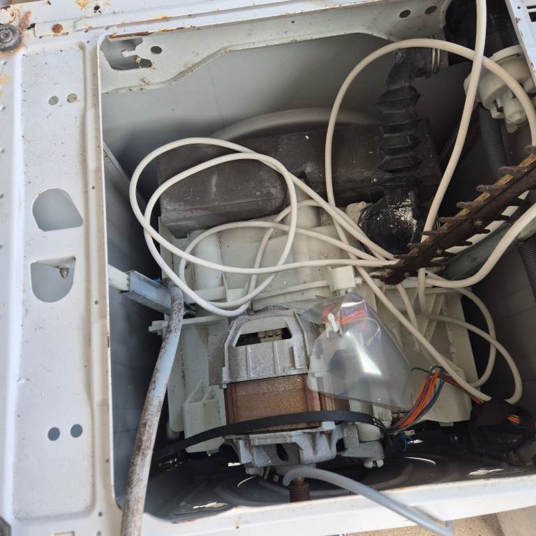 Free two washing machines and one drier all for free... repair or parts