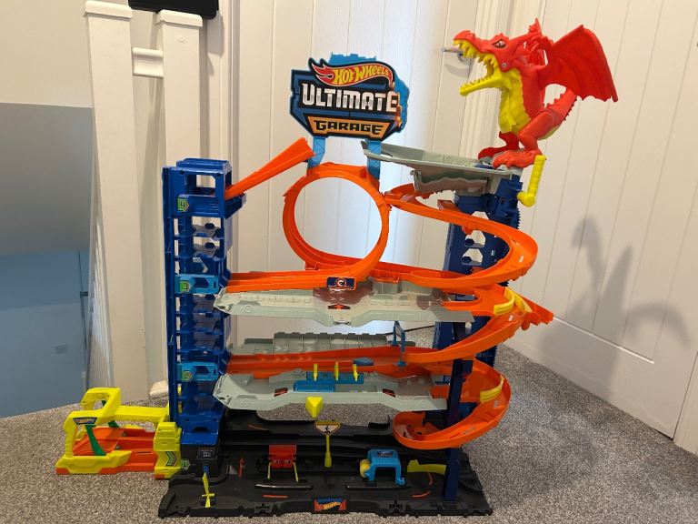 Hot Wheels Ultimate Garage Track Set with Dragon – Good Condition