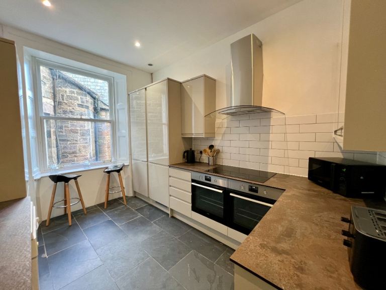 5 bedroom flat in Crighton Place, Leith, Edinburgh, EH7 4NZ