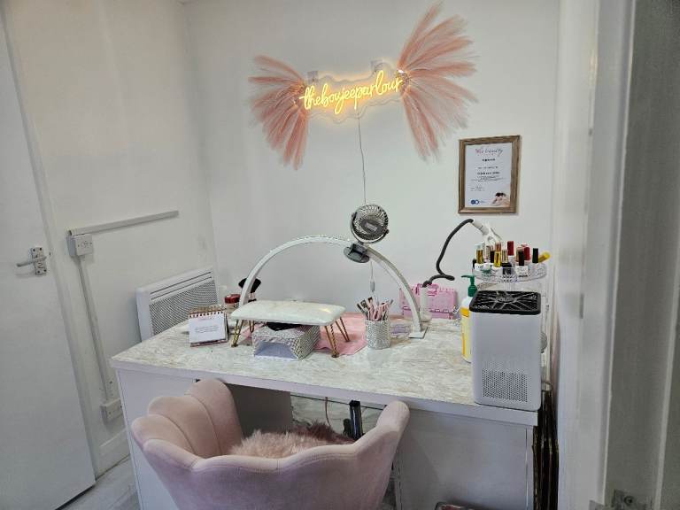 Prime Space Available for Rent – Nail Technician, Eyebrow Threading & Body Waxing!