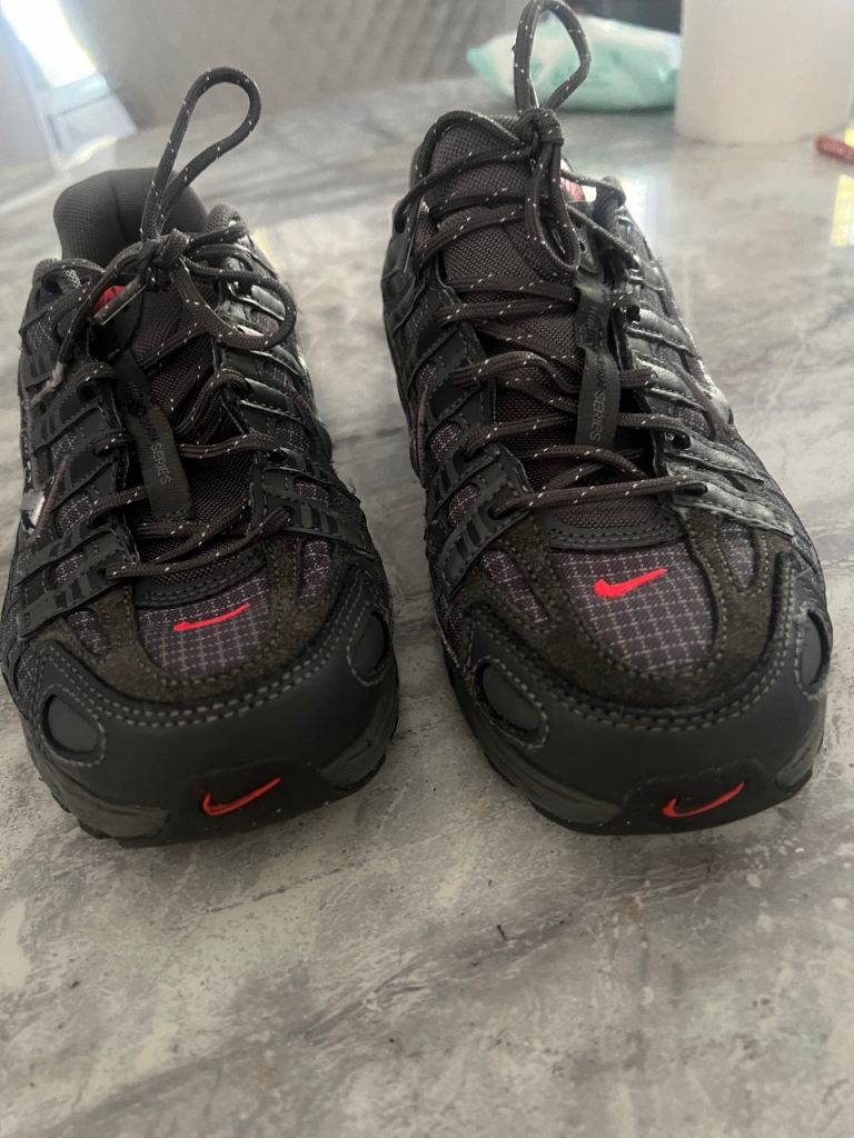 Nike Black and orange  Kids Trainers – Good Condition