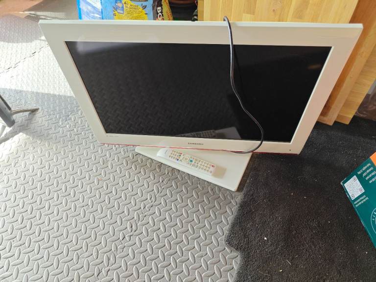Samsung 32" Freeview television 