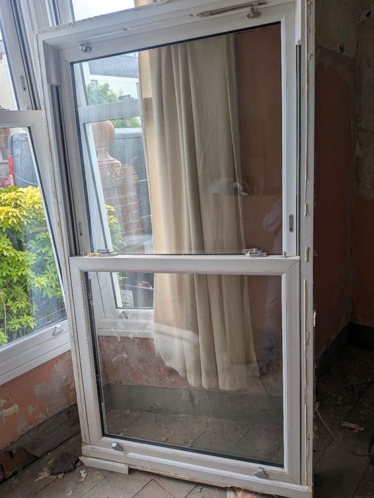 Free to collect White uPVC Double Glazed Sash Window – Good Condition