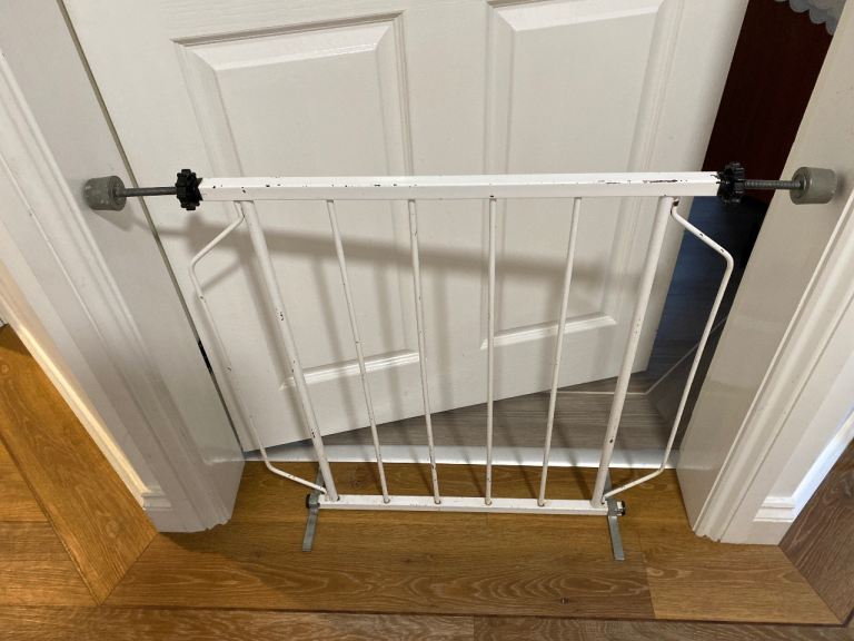 Safety gate with adjustable  locating screws