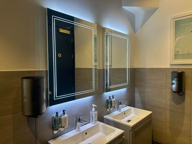 6 Person office in Dalston all inclusive with meeting rooms 