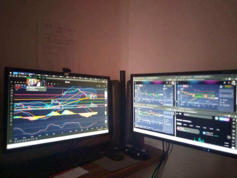Complete set Dual 22 inch Monitors & Think centre Desktop PC ( 2 Bluetooh Sound bar for  Free)