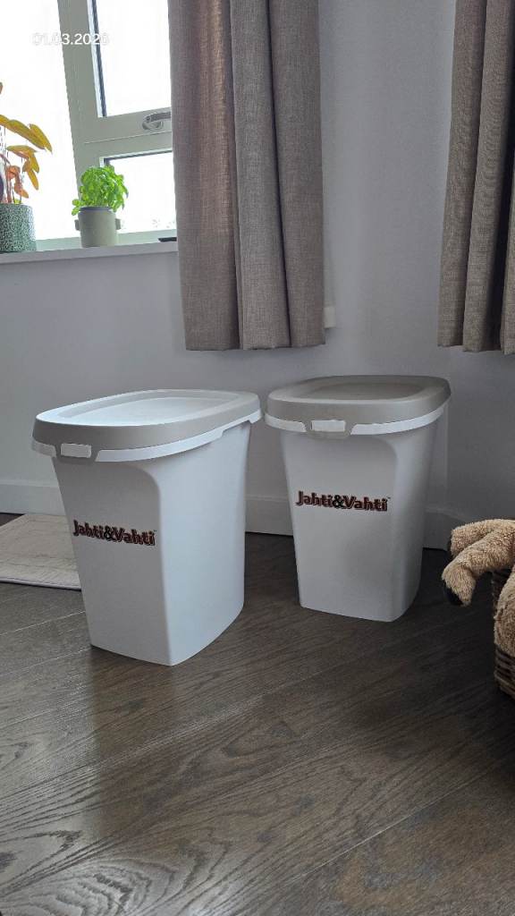 2x dog food bins