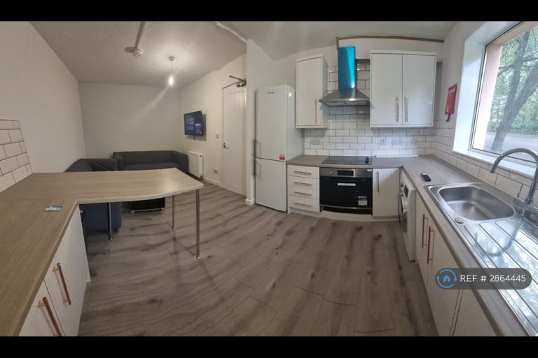 4 bedroom flat in Glebe Court, Glasgow, G4 (4 bed) (#2864445)
