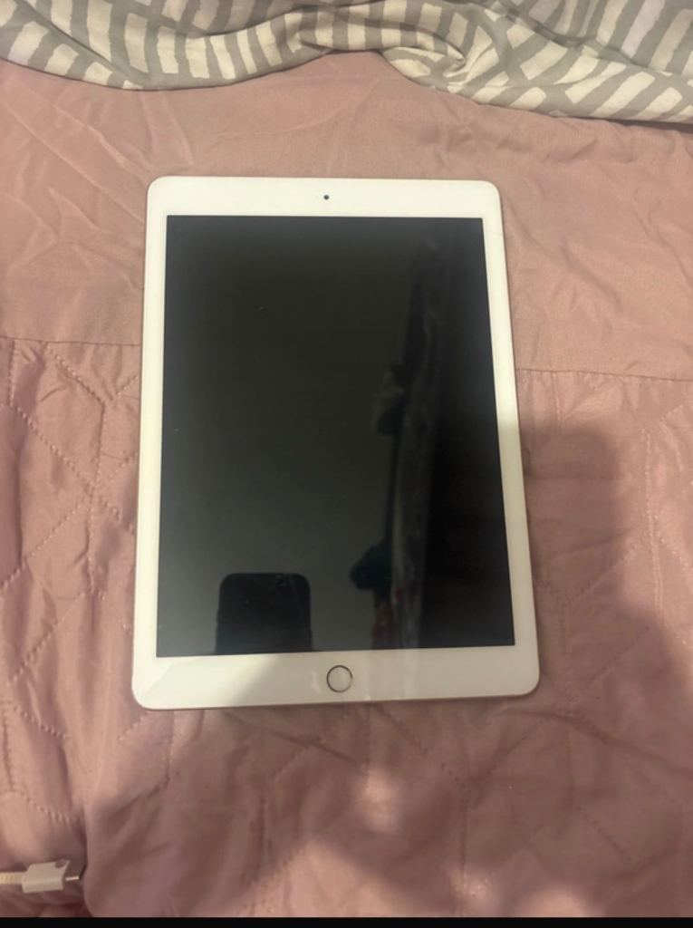 Apple iPad Gold Tablet – Good Condition