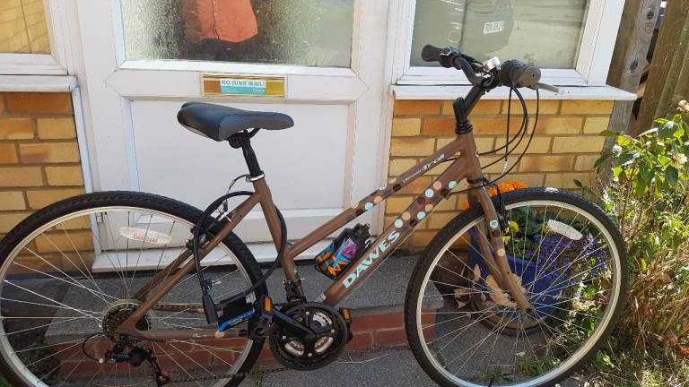 NICE DAWES HYBRID 700c WHEEL BIKE 18" ALUM FRAME HARDLY BEEN USED
