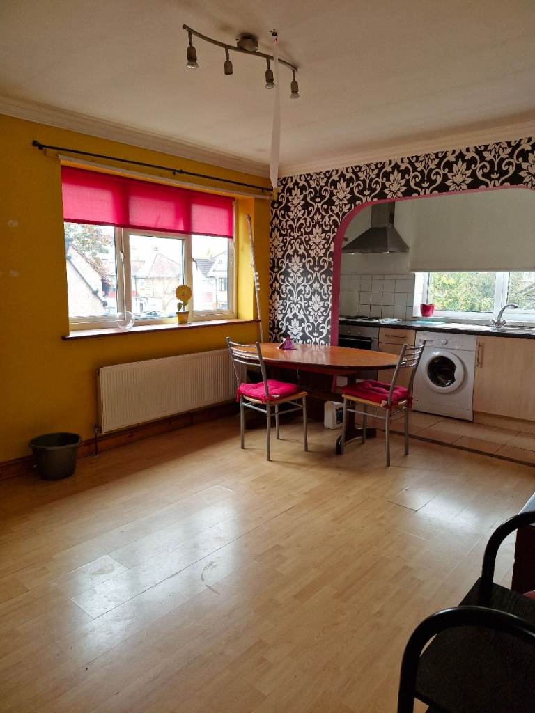 One bedroom 1st floor flat available to rent in Harrow on hill - Sheepcote Road