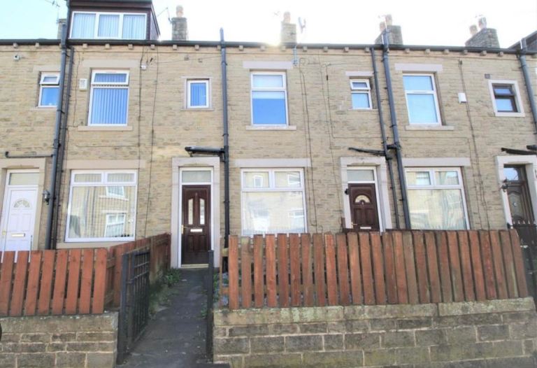Flat to let in Bradford 7 on a house 
