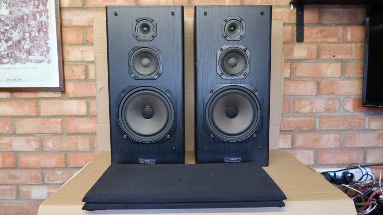 Pair of AKAI SR-U830 Large Bookshelf Speakers - Fully Working