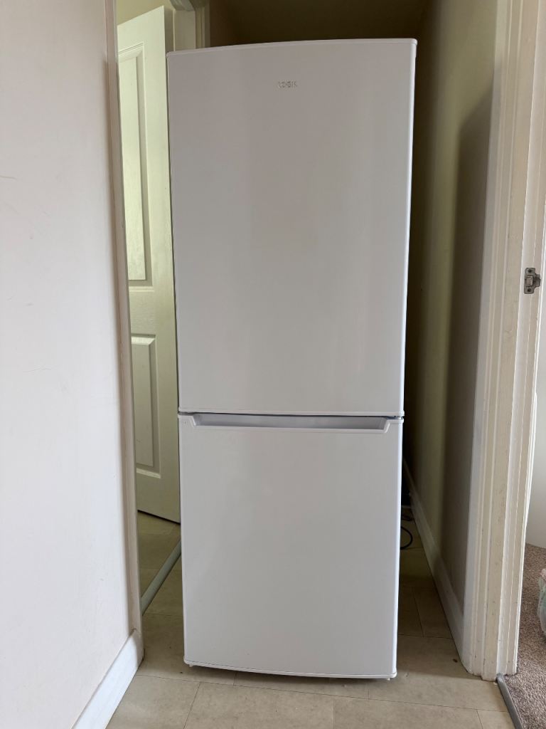 White Logic Fridge Freezer – Good Condition