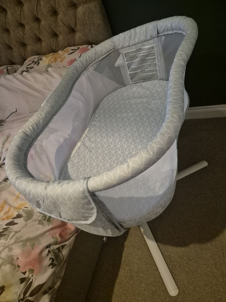 Halo BassiNest Swivel Sleeper – Grey, As Good As New