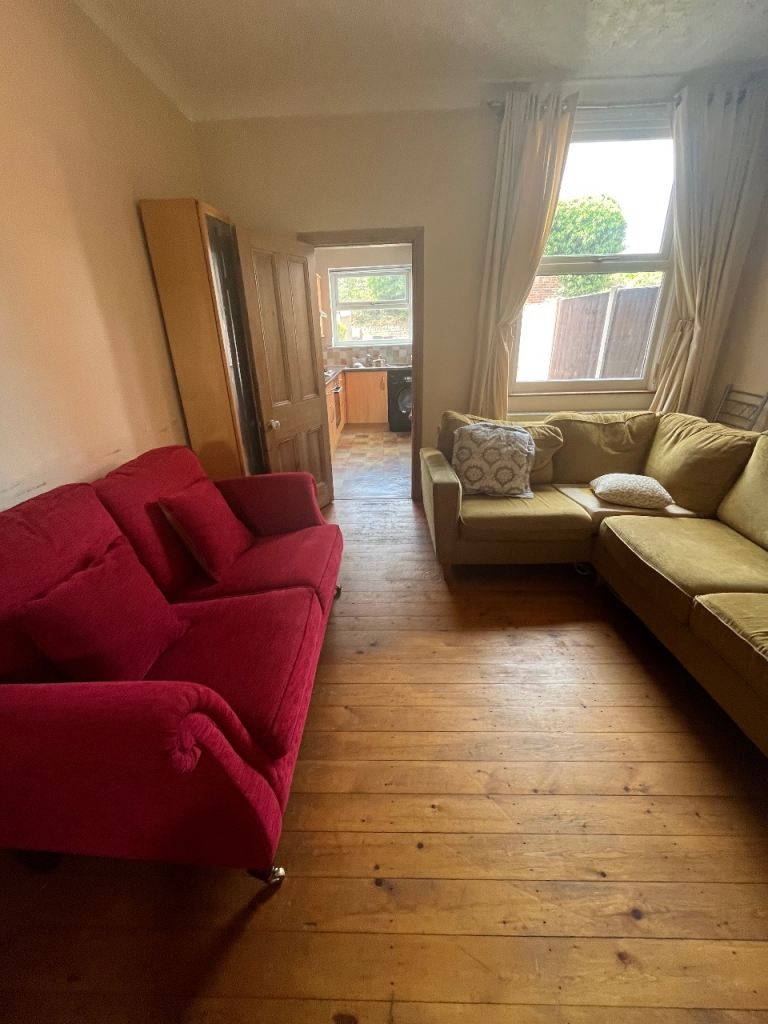 Large 3 Bedroom House with 2 Halls, Kitchen & Garden – Ideal for Male Students or Working Men 