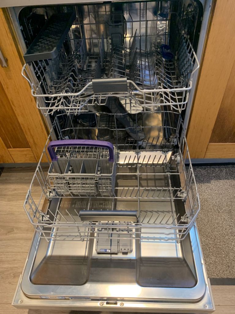 Beko Freestanding Full Size Dishwasher in Silver - Good Condition