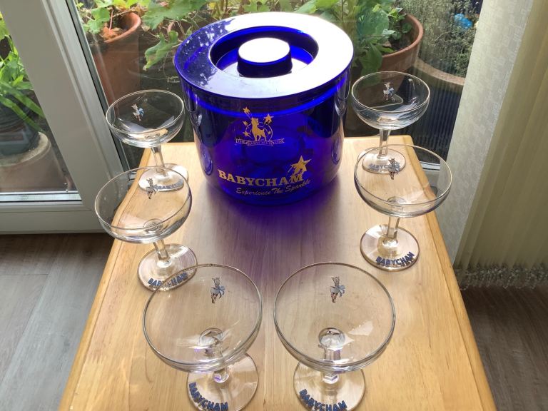 BABYCHAM vintage vibrant blue ice bucket with Gold writing + 6 vintage Babycham glasses