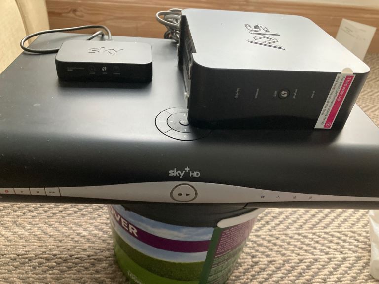Sky HD box DRX 890-R with router - no remote 