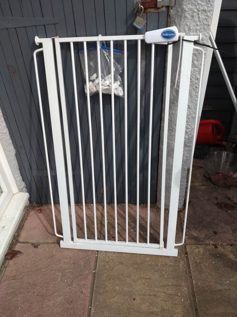Tall stair gate to stop dog going into another area pick up only 