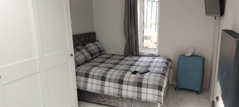 Spacious All-En Suite Garden Room with own Kitchenette 