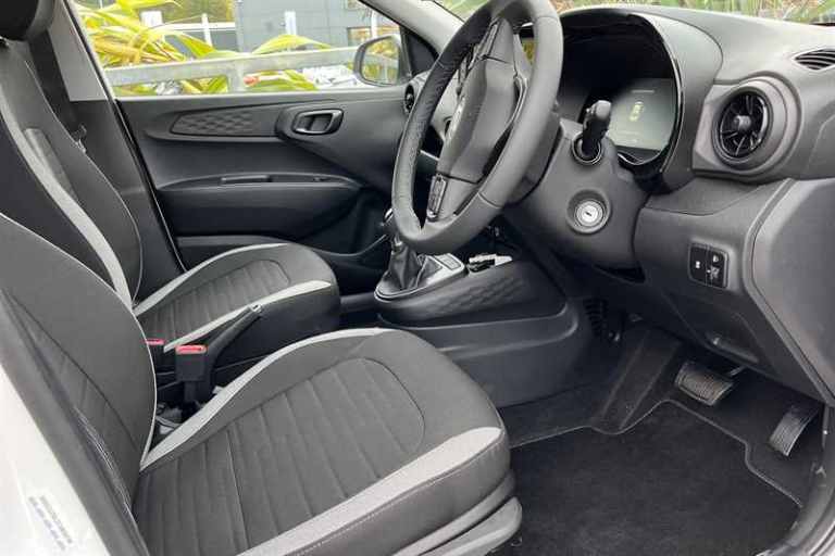 2025 Hyundai i10 1.0 Advance Hatchback 5dr Petrol Auto Euro 6 (s/s) (63 ps) Hatchback Petrol Auto...