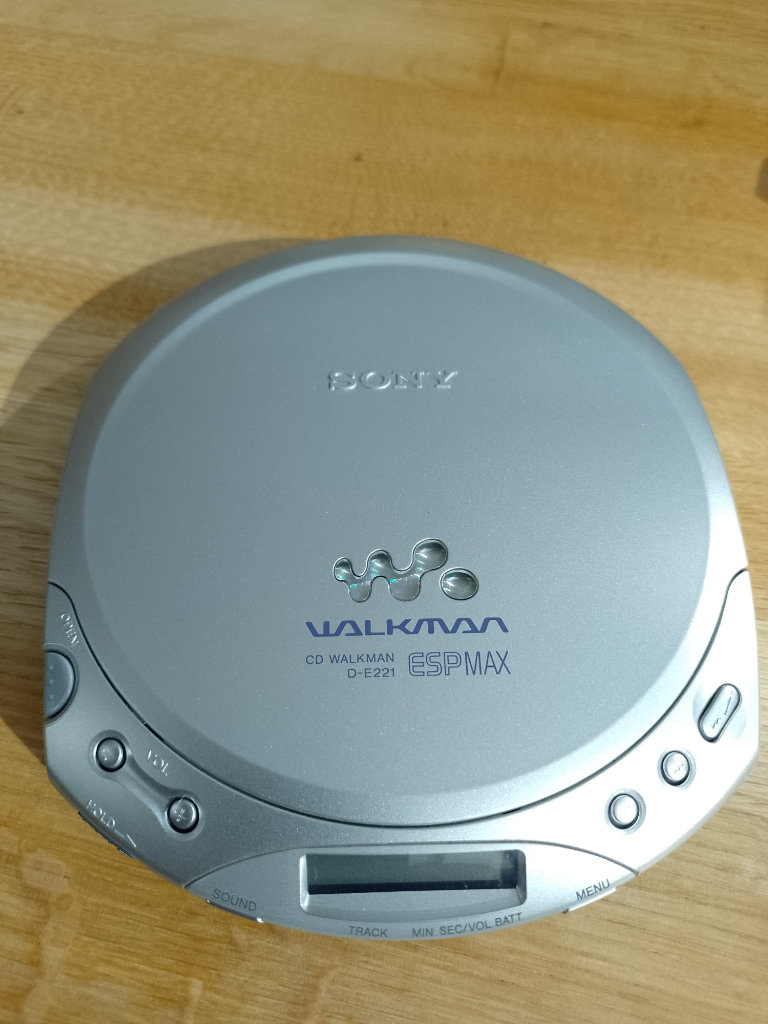 Sony Walkman D-E221(Rare) and accessories 