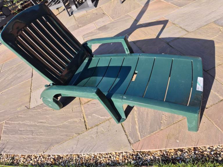 Sunlounger in green polypropylene 