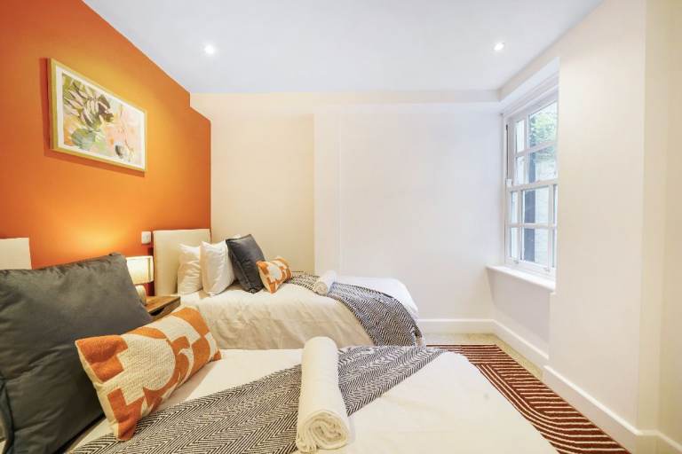 2 Bed Flat w/ensuite Walking Distance to Old Street 