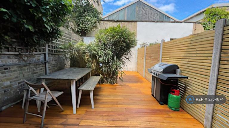 2 bedroom flat in Cruden Street, London, N1 (2 bed) (#2754674)