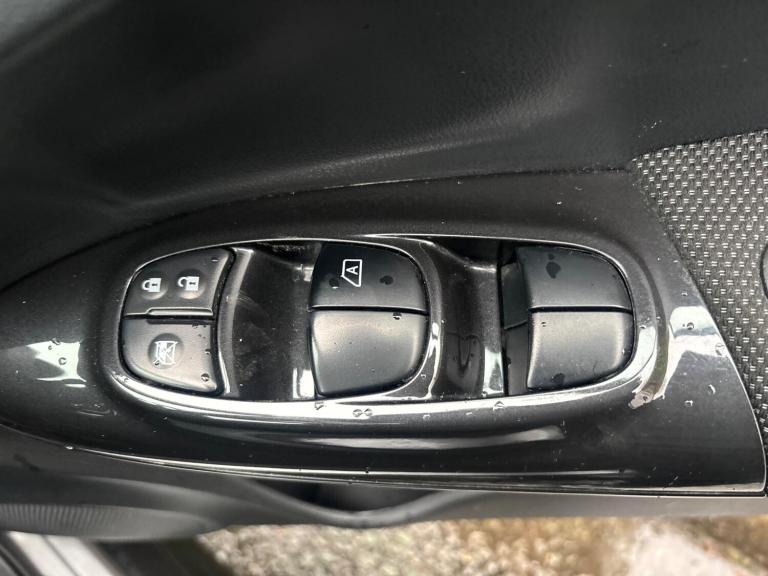 2017 Nissan Juke 1.6 N-Connecta XTRON Euro 6 5dr HATCHBACK Petrol Automatic