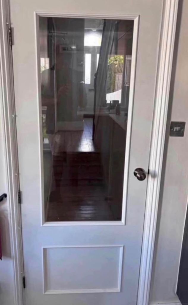 Internal glass door. 