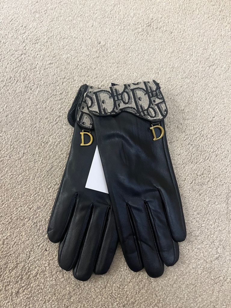 Ladies leather gloves 