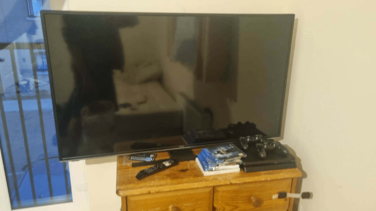 Ps4 + Hitachi 50in 4K UHD Smart TV