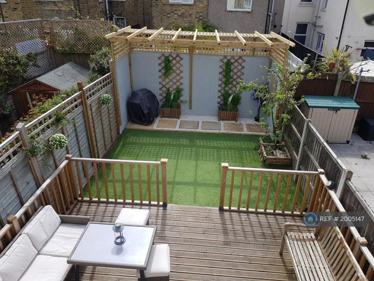1 bedroom in Cann Hall Road, London, E11 (#2005147)