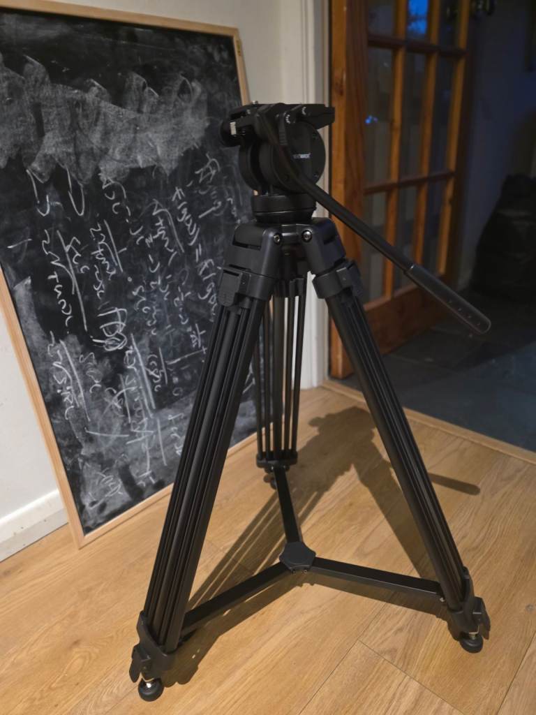 NEEWER heavy-duty video tripod + fluid head + carry bag