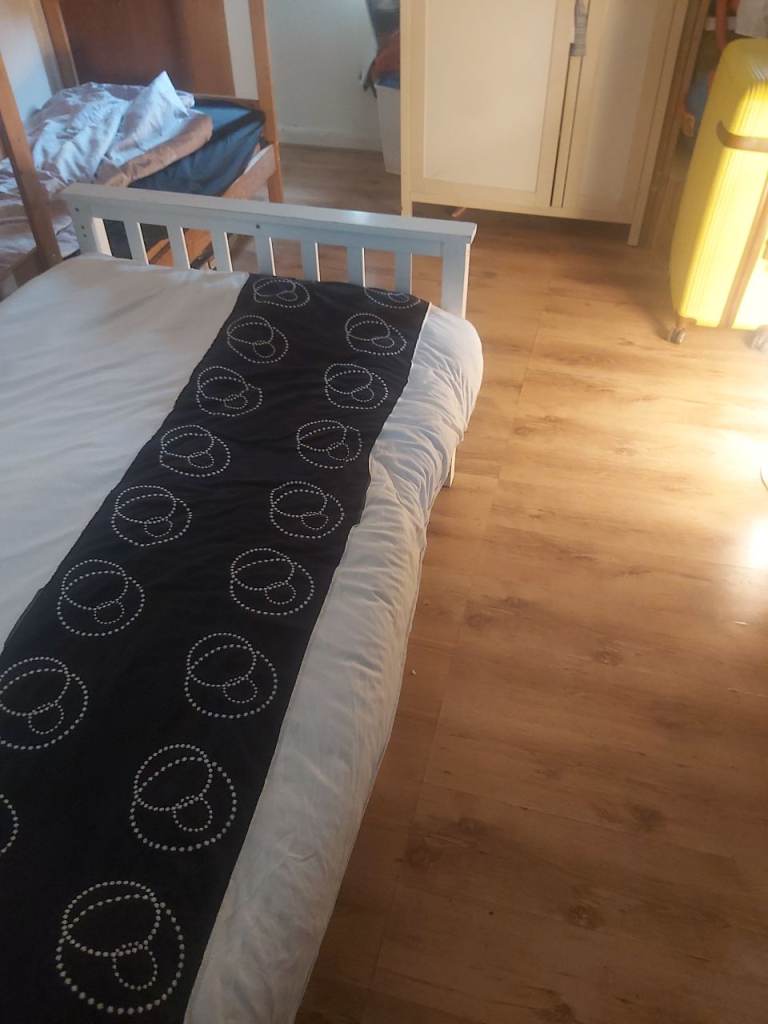 Big room with shared garden, kitchen and a big driveway, near the Station & mayday hospital.