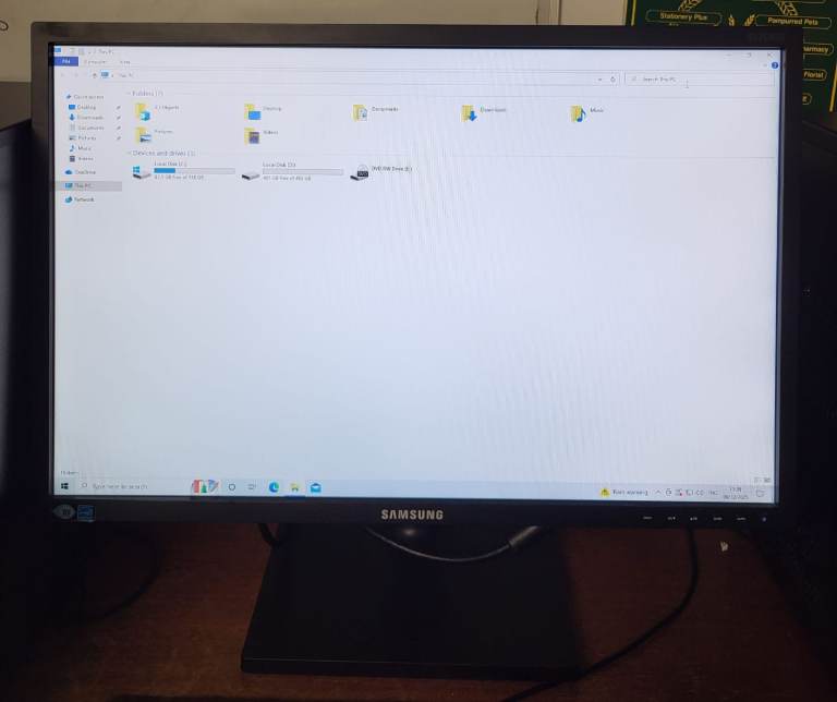 DESKTOP PC WITH MONITOR, KEYBOARD AND MOUSE