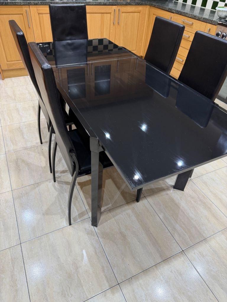Table & 5 chair set 