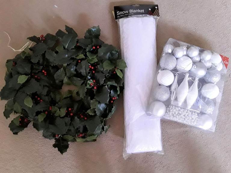 CHRISTMAS WREATH, SNOW BLANKET AND BOX OF 25 (UNUSED) BAUBLES