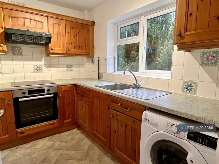 1 bedroom flat in Plantation Road, Amersham, HP6 (1 bed) (#2918366)