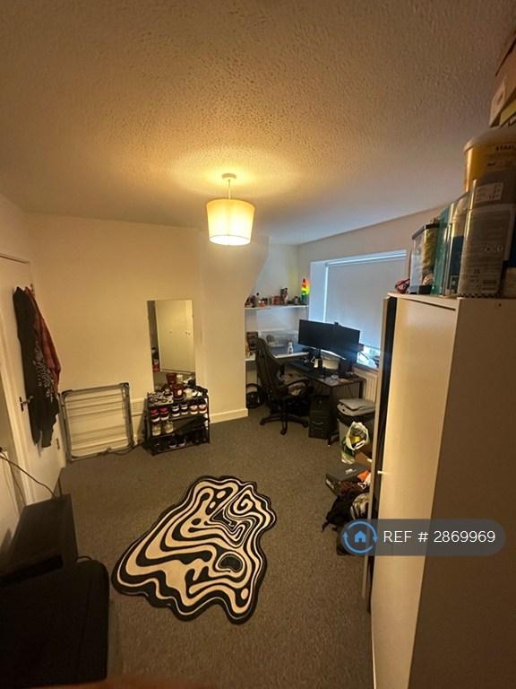 2 bedroom flat in Redmires Court, Salford, M5 (2 bed) (#2869969)