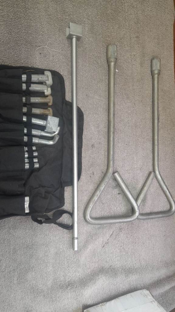 Universal manhole lifting keys