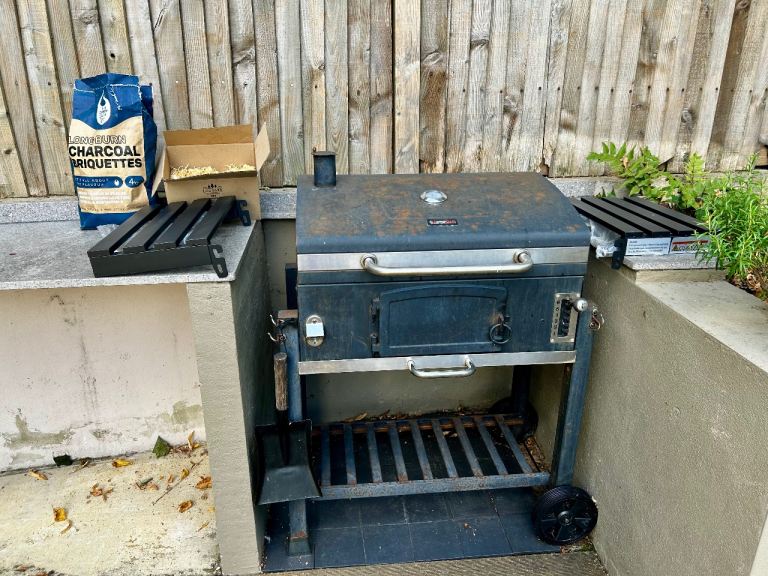 CosmoGrill Charcoal BBQ with Thermometer – Fair Condition