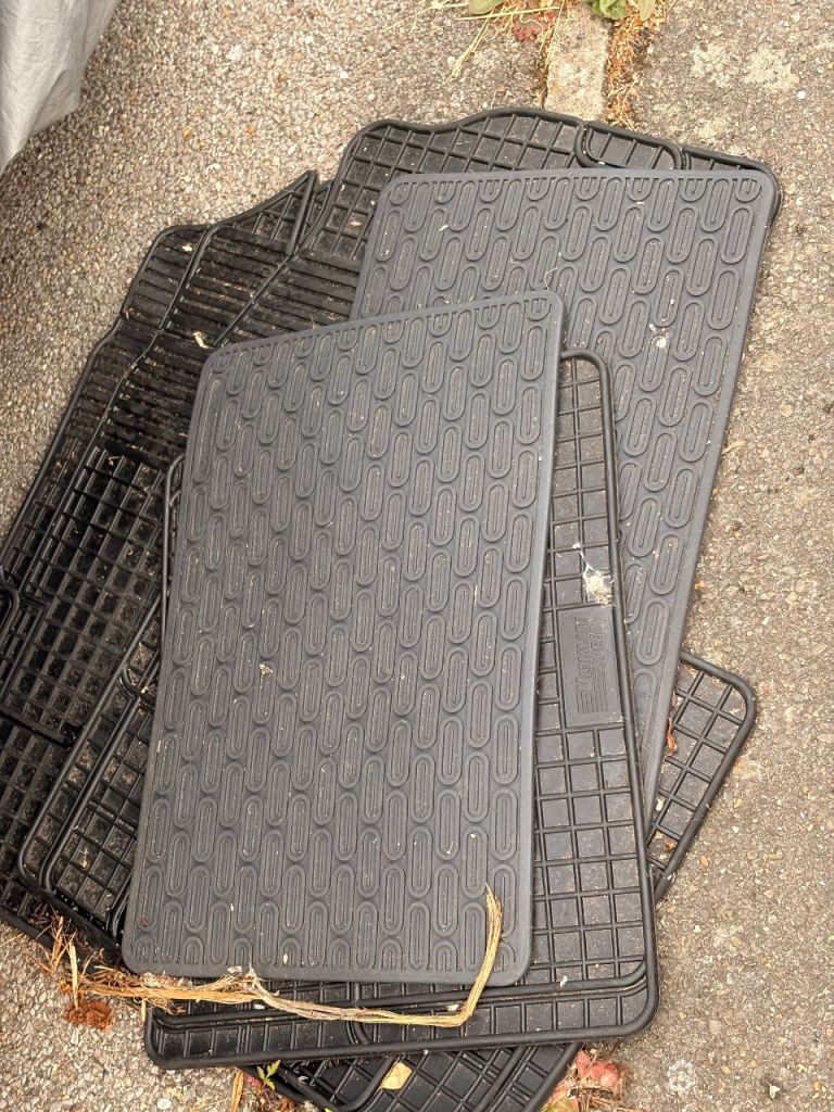 Universal rubber car floor mats