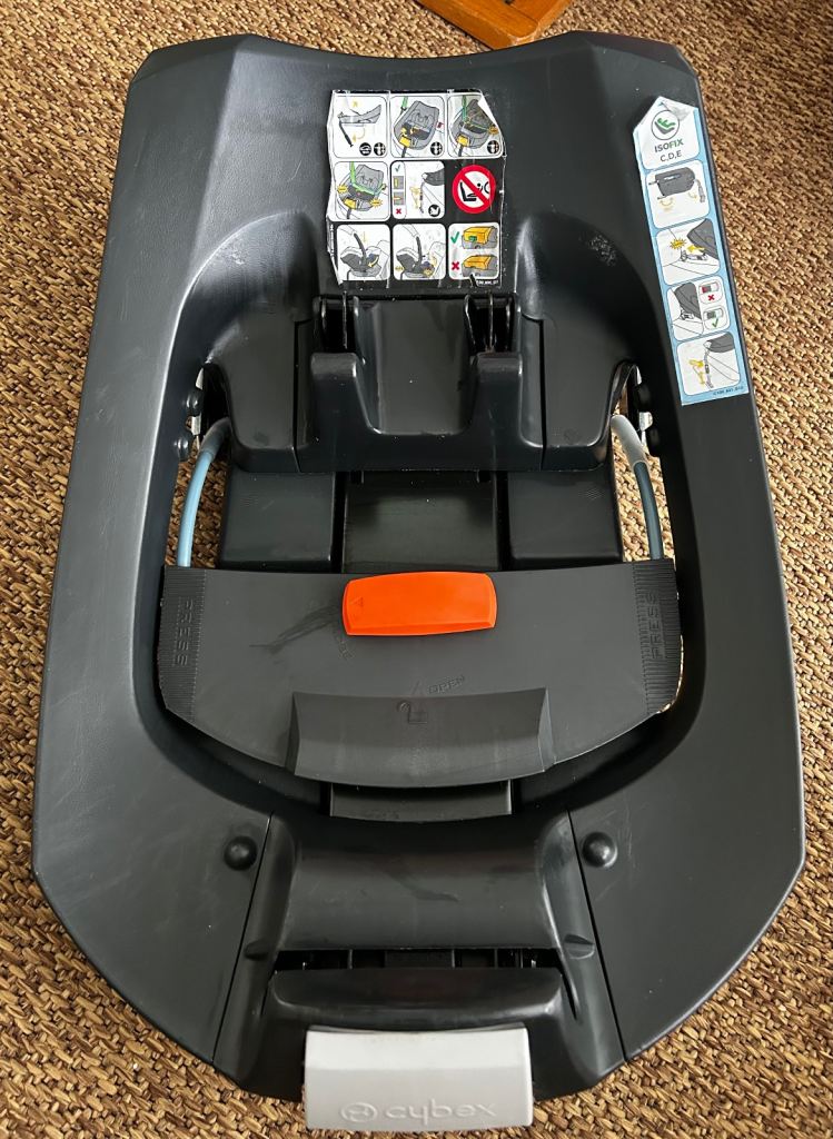 Reduced - Cybex Aton 5 Car Seat and Base (includes isofix clips)