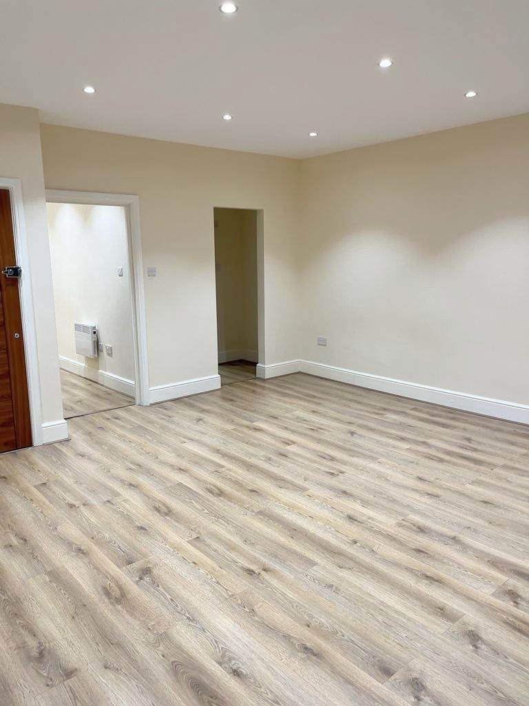 Spacious First Floor Studio Flat to Rent, High Road Leyton E10